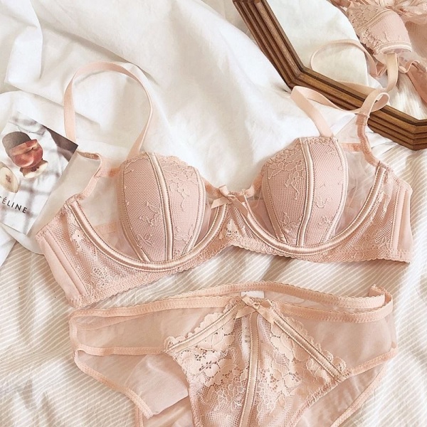 Toliq uzunlikdagi etuk yalangoch sochli ayollar