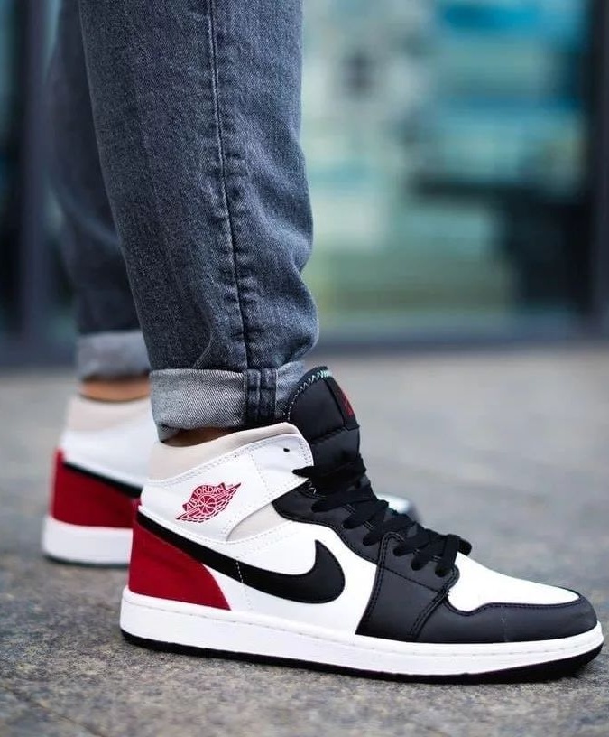 Erkaklar Krossovkalari Nike Air Jordan 1 (Lyuks) ART 3900 37 belo-krasniy