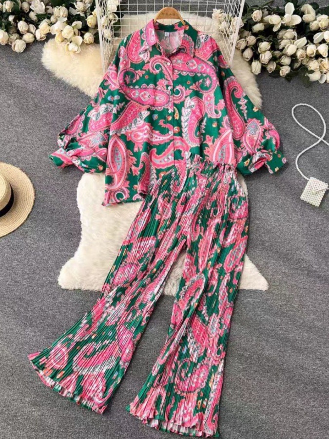 Turli ranglardagi ayollar kostyumlari ART 69854525 pushti