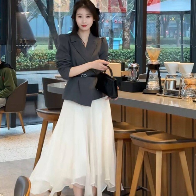 Ayollar uchun ofis libosi ART 84526 S qora-oq