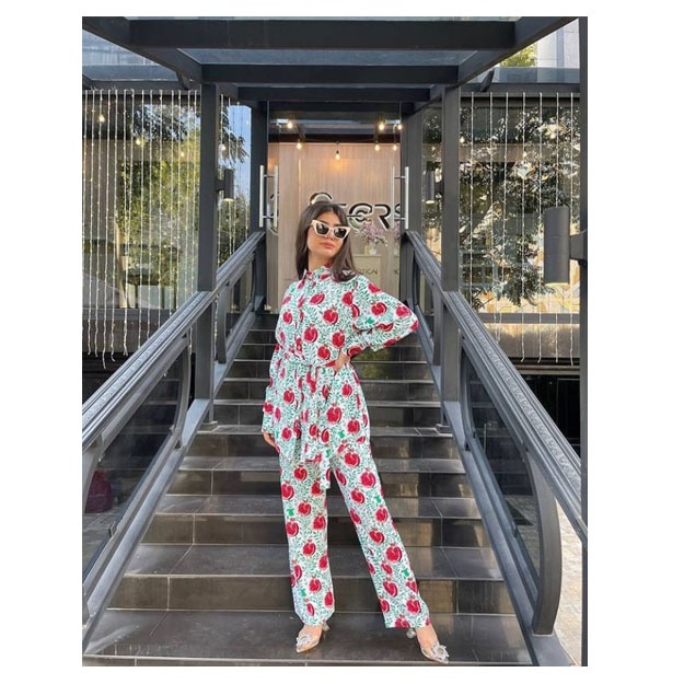 Mini shorti va tanga kiygan shahvoniy godak, yosh sargish