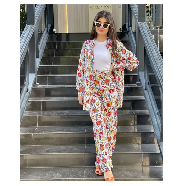 Qizning tukli qinining fotosuratlari