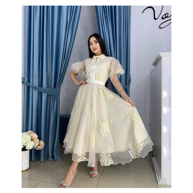 Külotsiz liboslarda qalin sonli ayollar