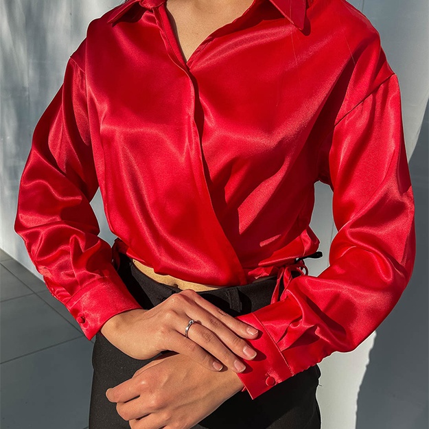 Kokraklarini sogib turgan surati Brejnevning mast qiz dosti videoda jinsiy aloqada boladi.