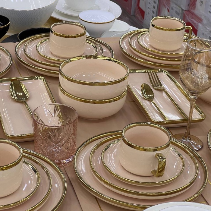 Qizlar rus pornosi uchun yigitni suratga olishdi.