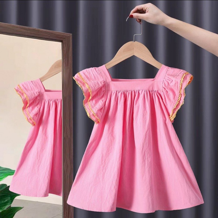 Yosh qiz tayt kiyishga harakat qilmoqda Yosh qiz tayt kiyishga harakat qilmoqda