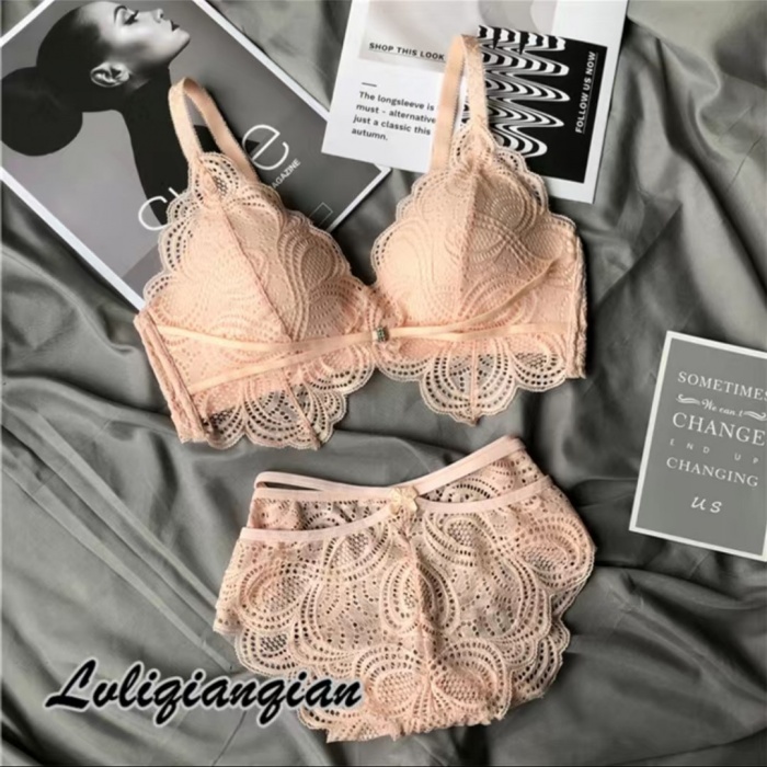 Ayolning eshagi axlat bilan Rus serialidagi yalangoch aktrisa