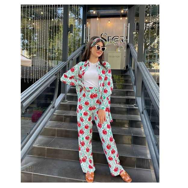 Ozbek va qozoq tojik porno onanizm Zombi qizga hujum qiladi (porno onlayn)