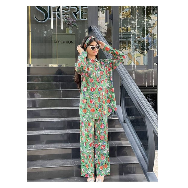 Pastga qaragan egri jinsiy olatni porno surati