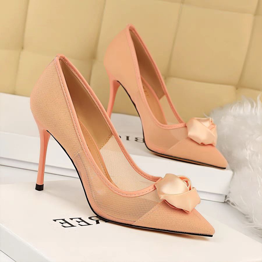 Oshxonadagi apronning erotik fotosurati