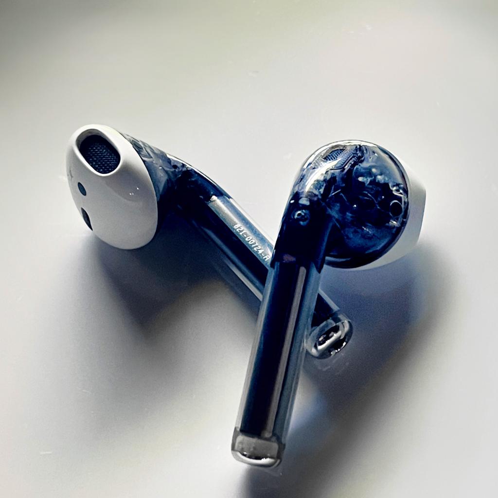 Как тебе такое, Nothing?! Прозрачные AirPods замечены на живых фото