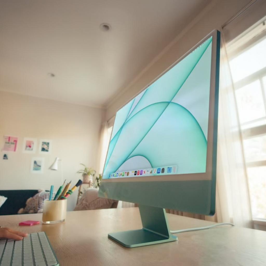 Apple анонсировала цветные iMac в новом дизайне